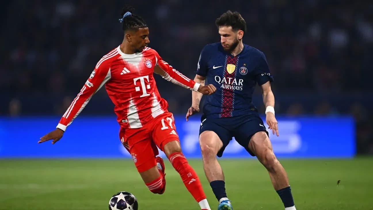 Dos jugadores compitiendo por el balón
