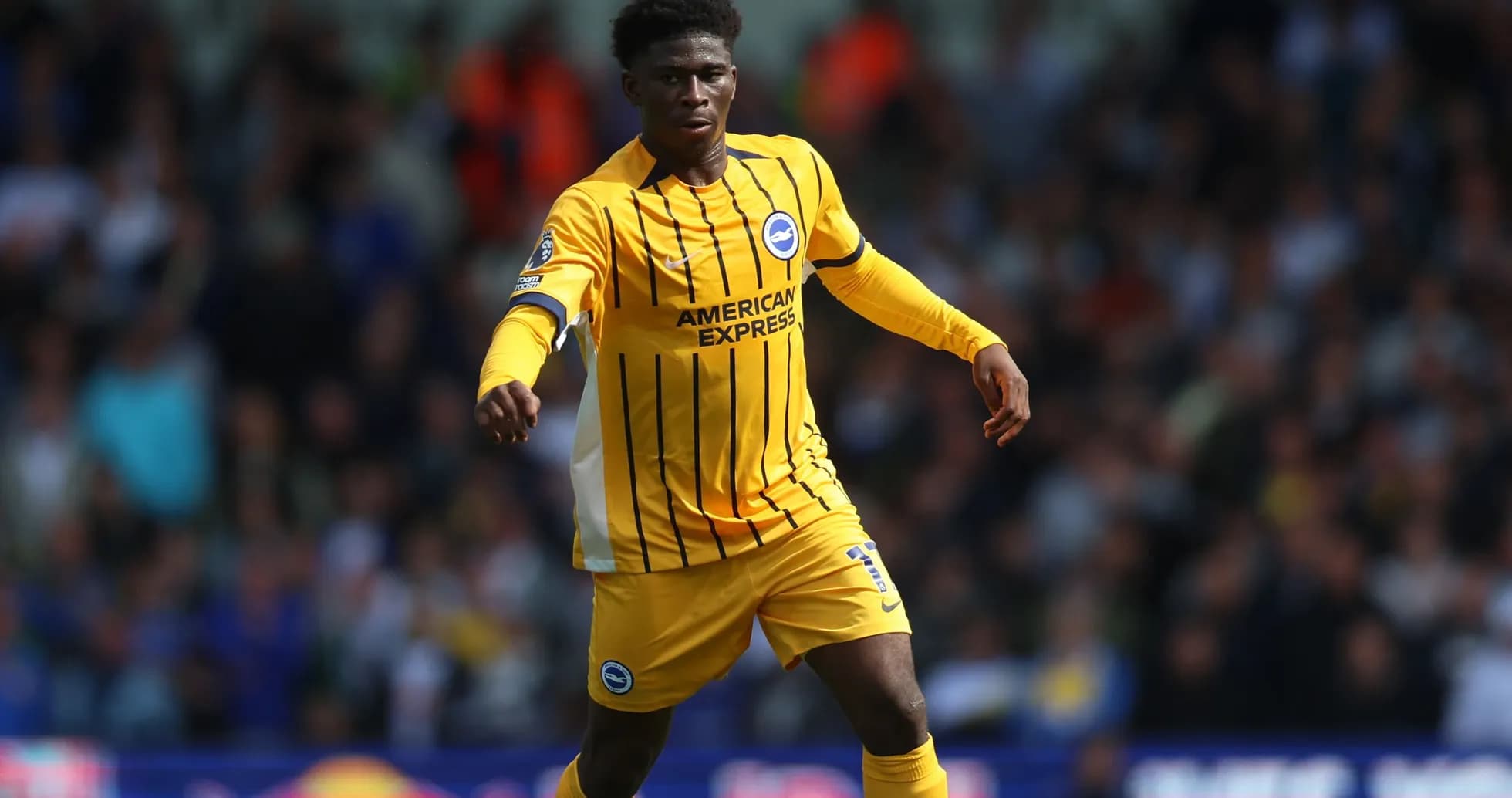 Jugador de Brighton corriendo en campo durante partido