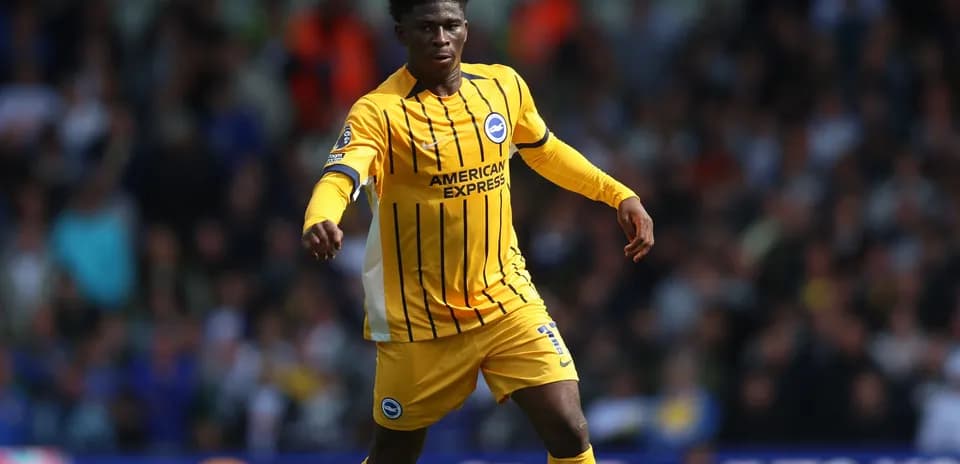 Jugador de Brighton corriendo en campo durante partido