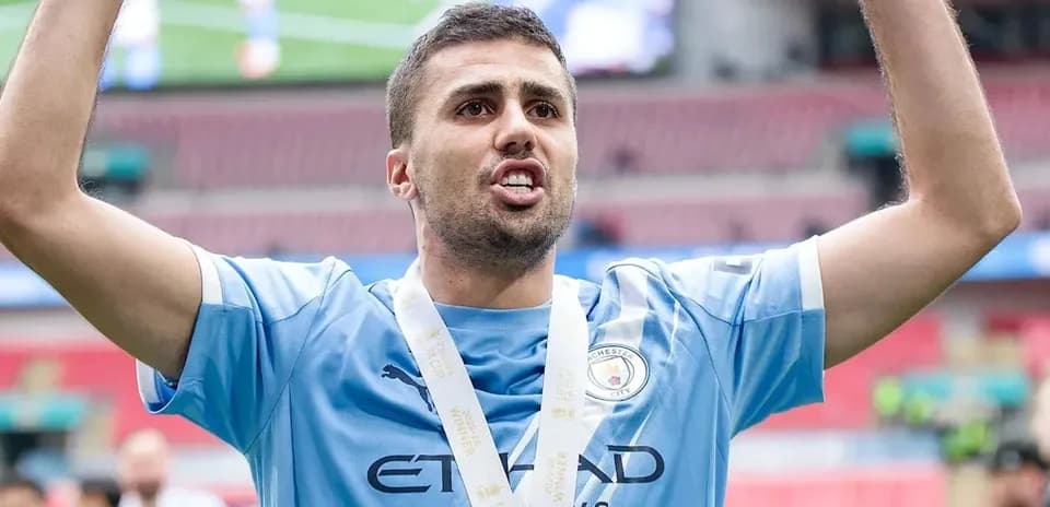 Jugador de Manchester City levantando trofeo de campeón