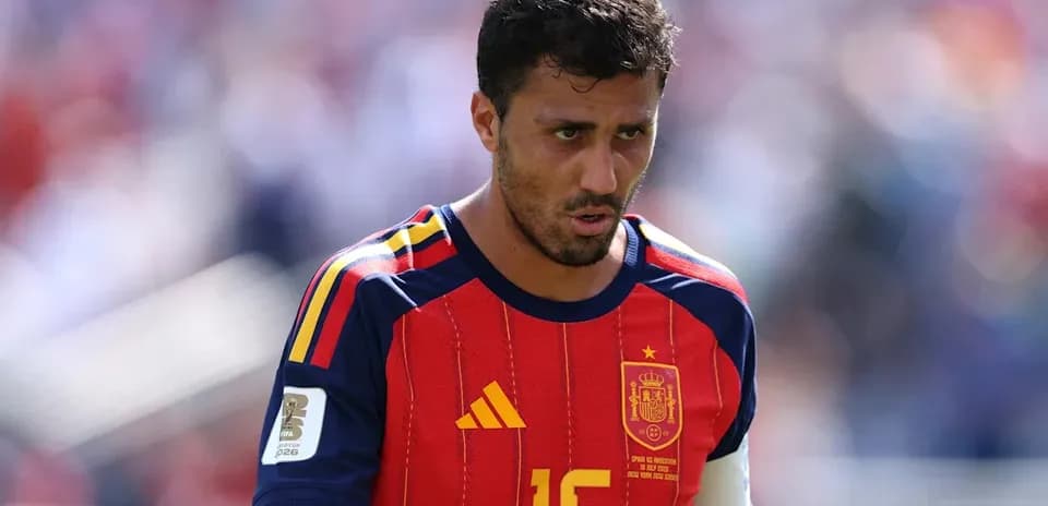 Jugador de España con camiseta roja durante partido