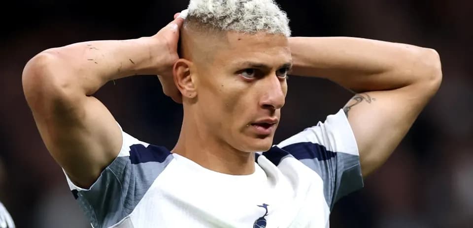 Jugador de Tottenham con manos en la cabeza