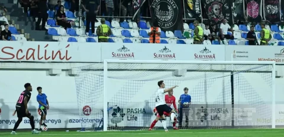 Jugadores en el partido Sabah FA contra Aarhus