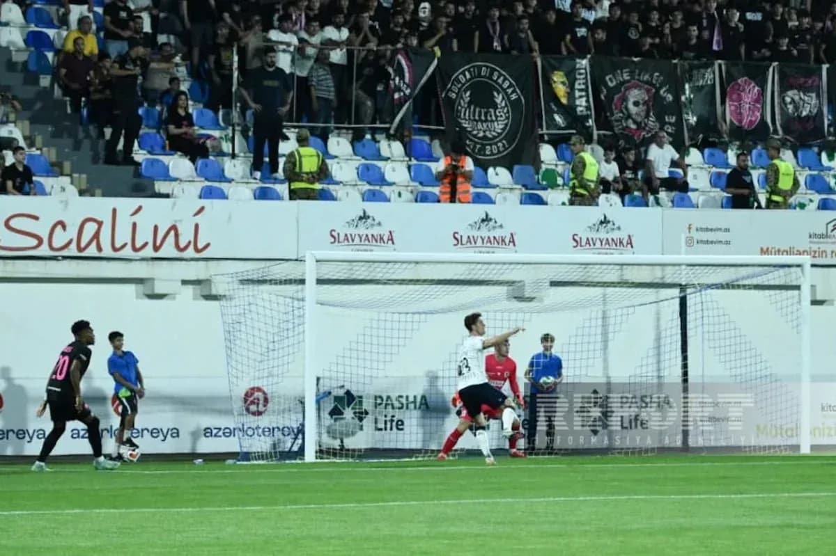 Jugadores en el partido Sabah FA contra Aarhus