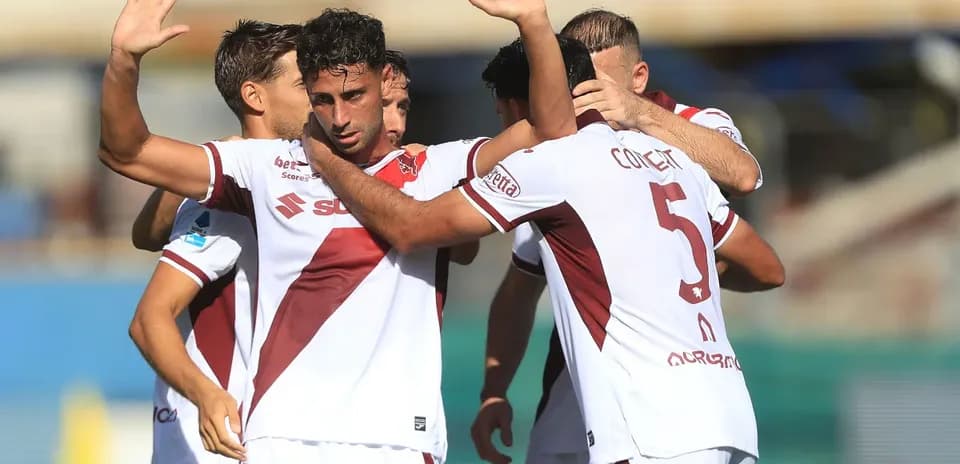 Jugadores de equipo celebrando un gol en el campo