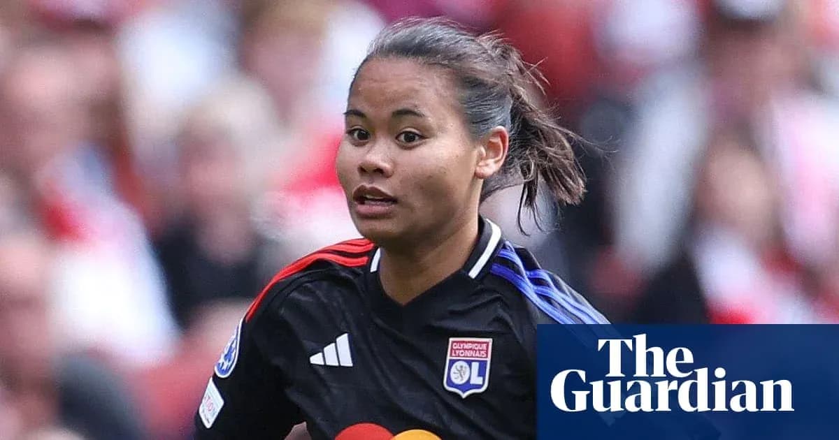 Jugadora del Olympique de Lyon corriendo en el campo