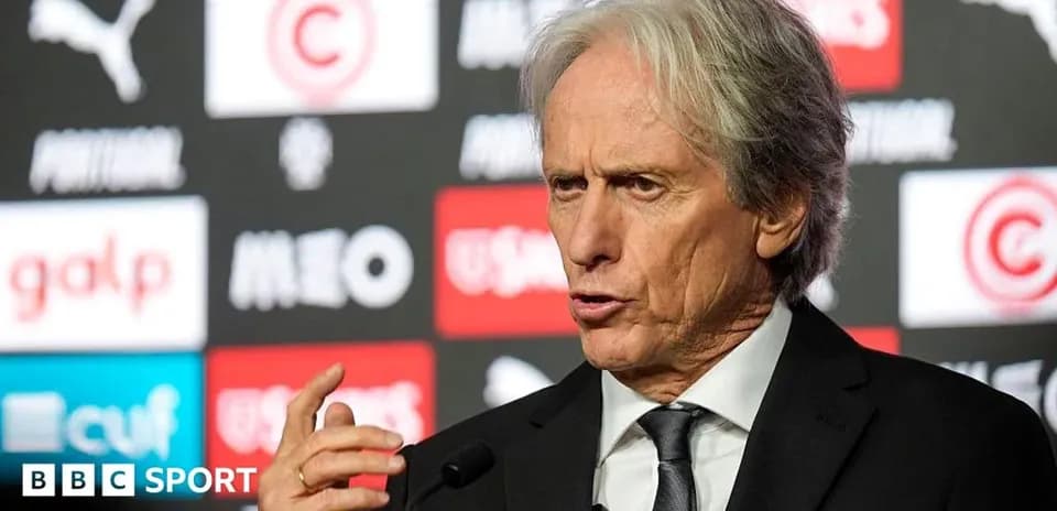 Entrenador hablando en rueda de prensa