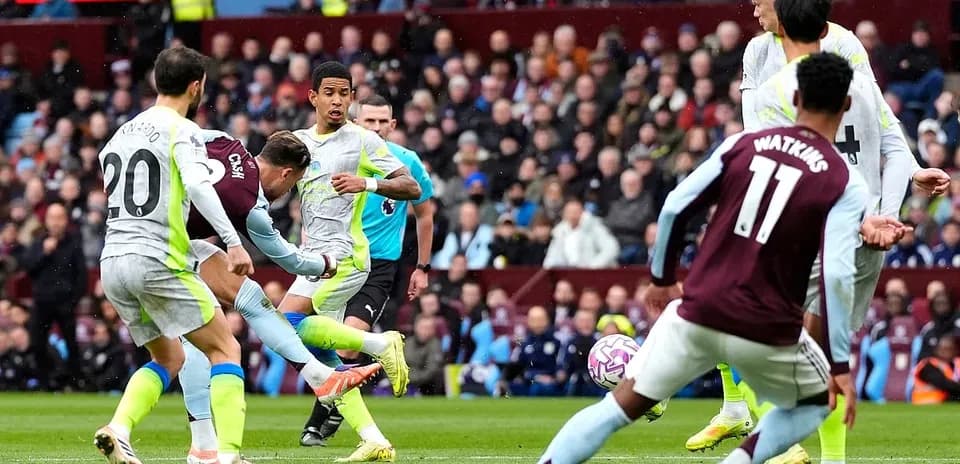 Jugador de Manchester City dispara a portería