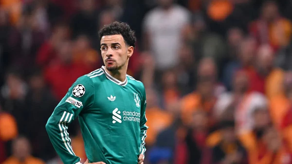 Portero de Liverpool durante partido en estadio lleno
