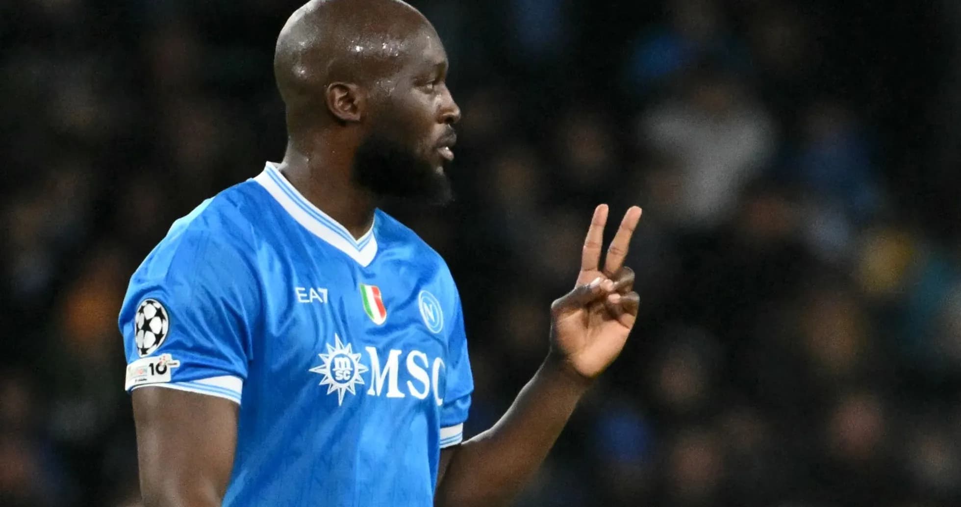 Jugador de Napoli haciendo señal de victoria en partido