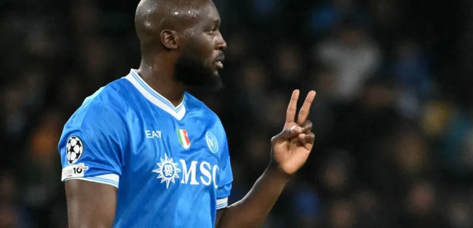 Jugador de Napoli haciendo señal de victoria en partido