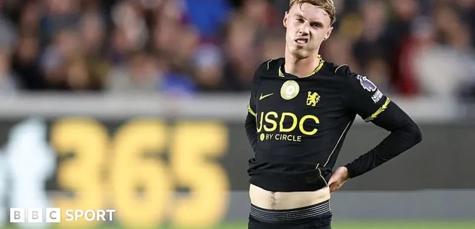 Jugador con camiseta negra de Chelsea en el campo