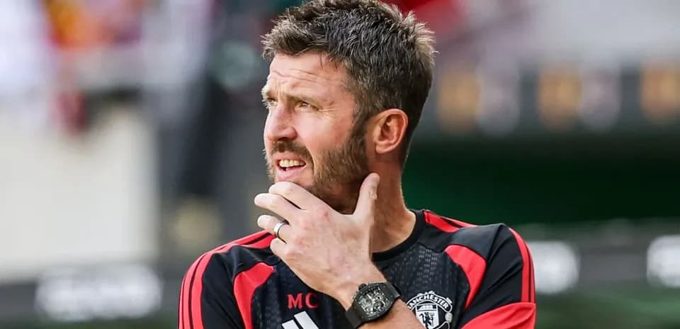 Entrenador de Manchester United observando el partido