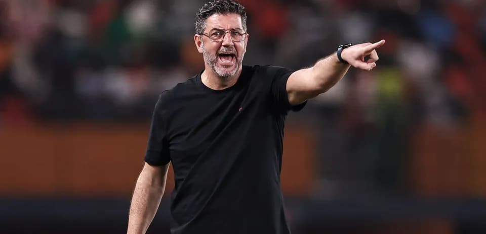 Entrenador dirigiendo a su equipo desde la línea