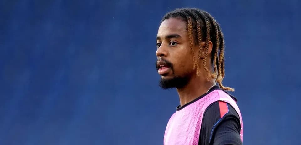 Jugador en sesión de entrenamiento con camiseta rosa
