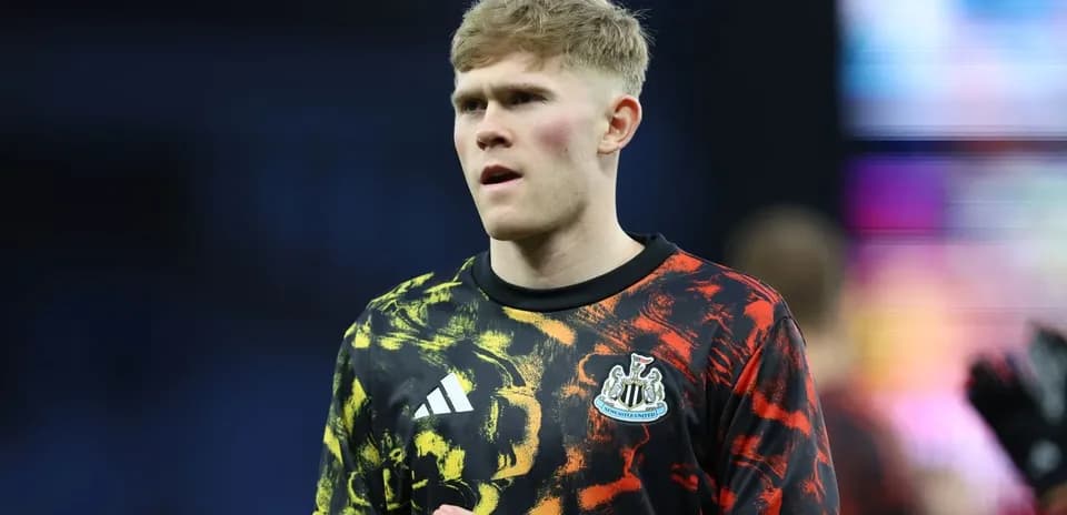 Portero de Newcastle United en calentamiento previo al partido