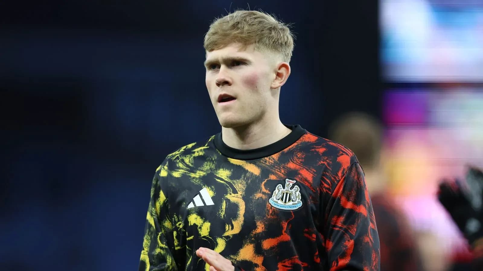 Portero de Newcastle United en calentamiento previo al partido