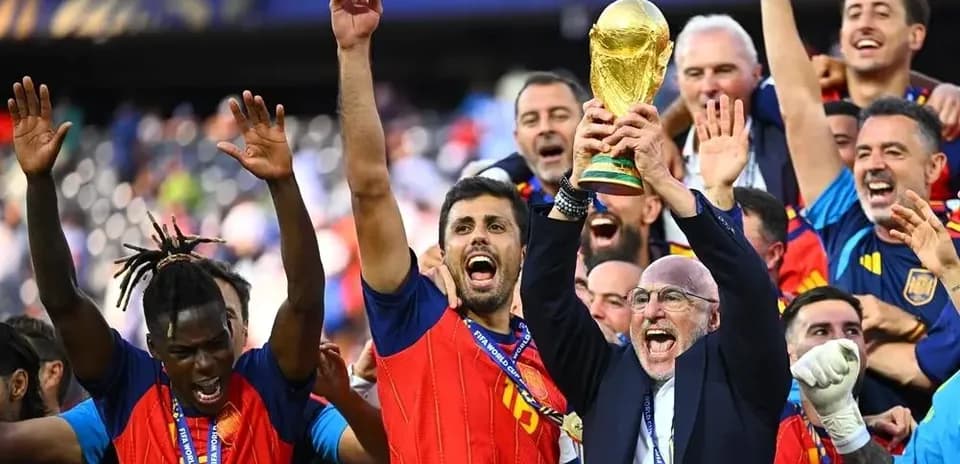 Equipo celebrando con el trofeo de la Copa del Mundo