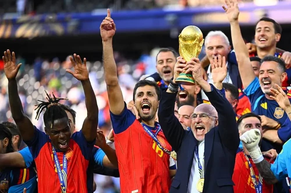 Equipo celebrando con el trofeo de la Copa del Mundo