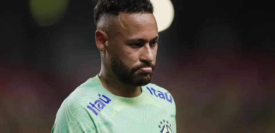 Neymar con camiseta verde durante un partido