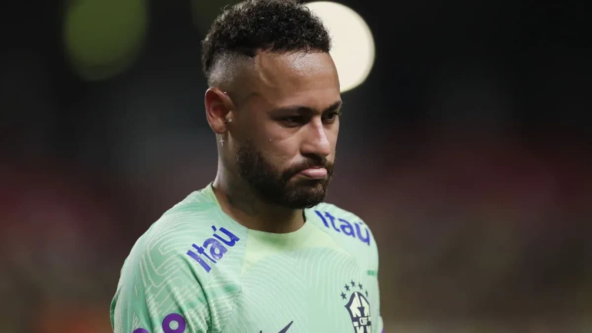Neymar con camiseta verde durante un partido
