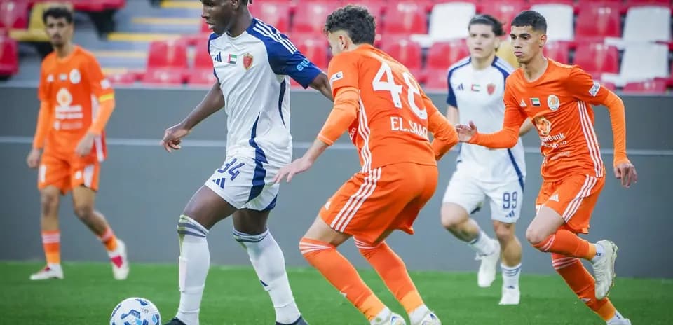Jugadores compiten por el balón en el partido