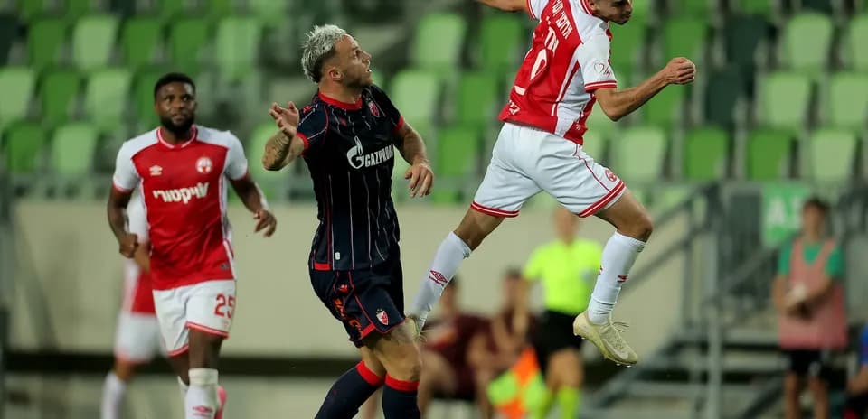Jugador de FK Crvena Zvezda cabecea el balón
