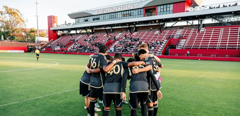 Los jugadores de Los Angeles FC II en círculo