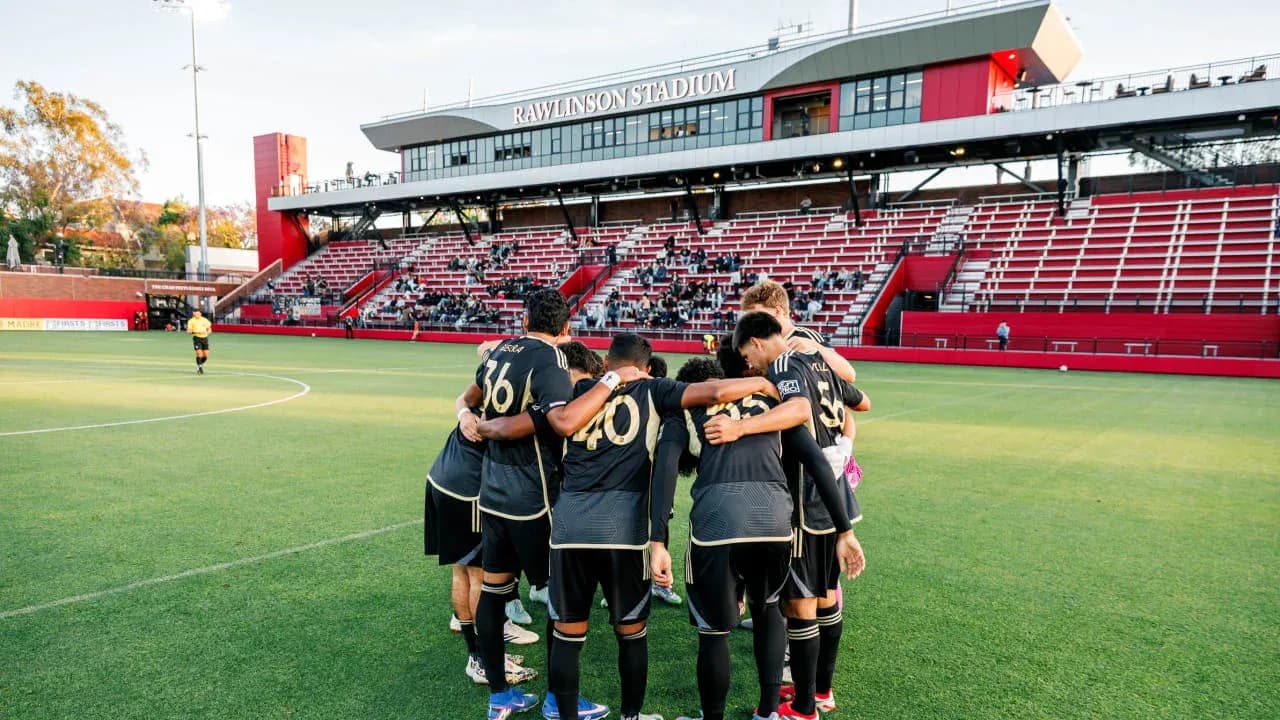 Los jugadores de Los Angeles FC II en círculo