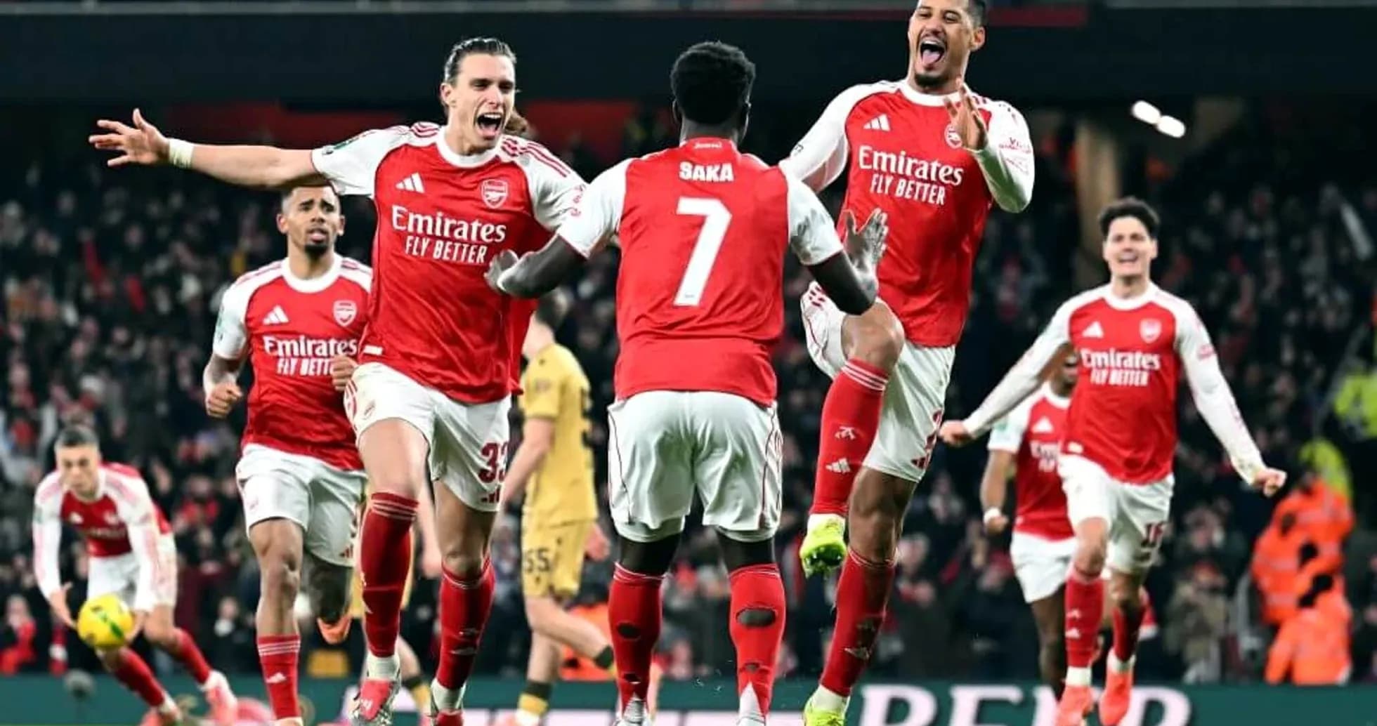 Jugadores de Arsenal celebrando un gol