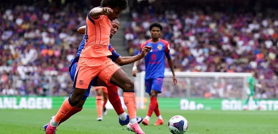 Jugador de Barcelona driblando a oponente en partido