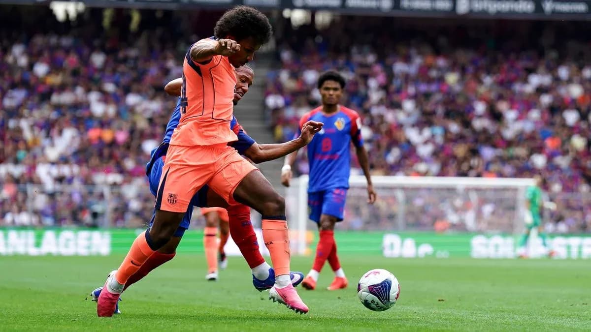 Jugador de Barcelona driblando a oponente en partido