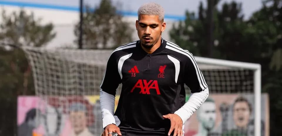 Jugador de Liverpool entrenando en el campo