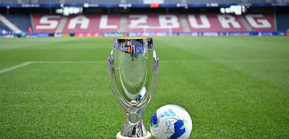 Trofeo de fútbol y balón en el campo