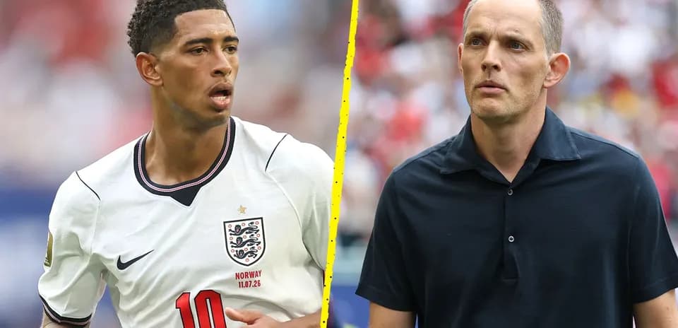 Jugador de Inglaterra y entrenador en partido de fútbol