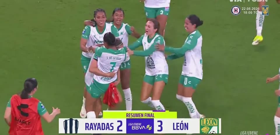Jugadoras de León celebrando victoria en el partido