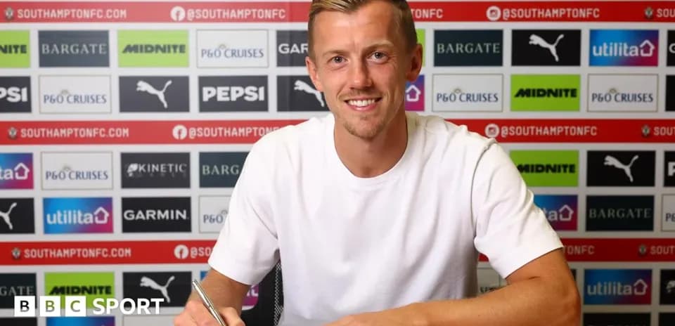 Jugador firmando contrato en rueda de prensa