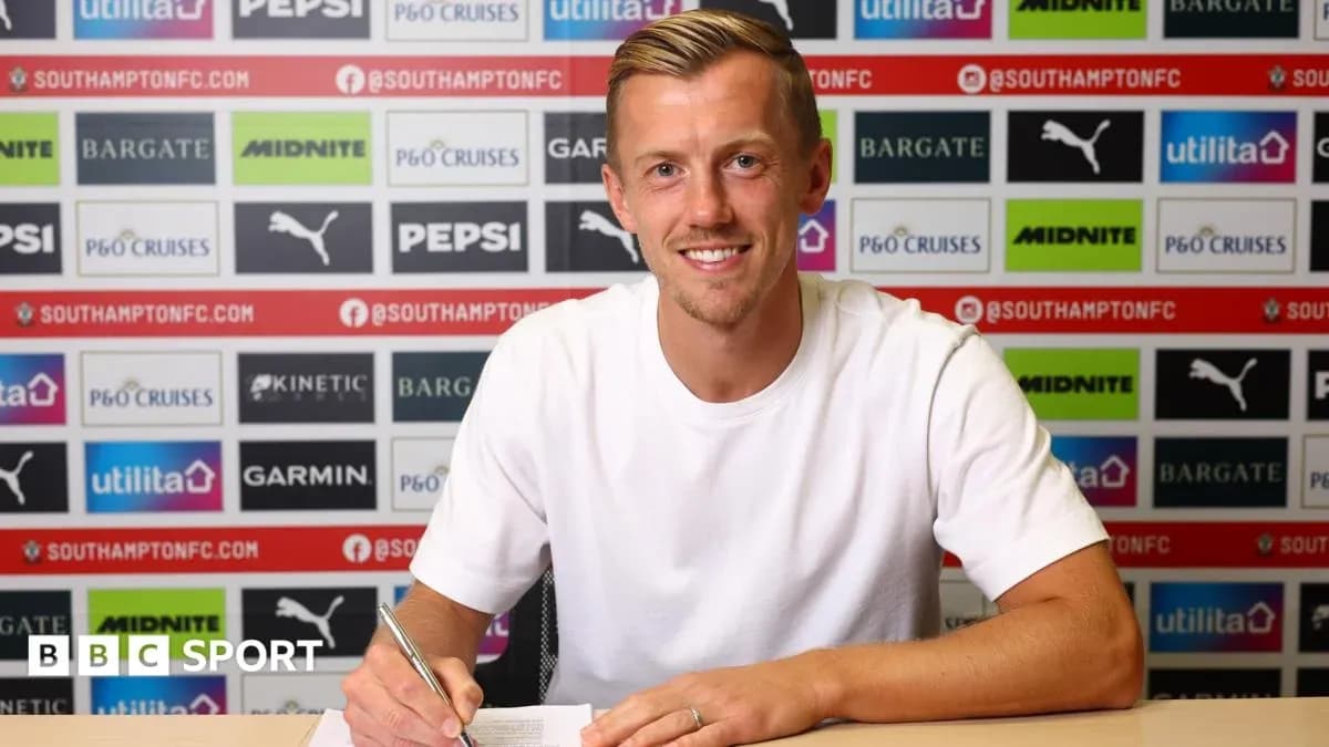 Jugador firmando contrato en rueda de prensa