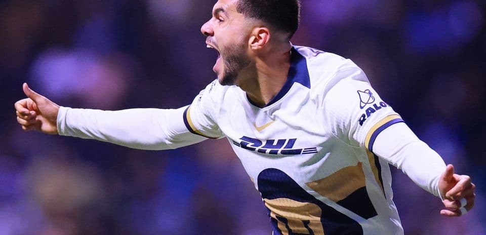 Jugador de Pumas celebrando un gol