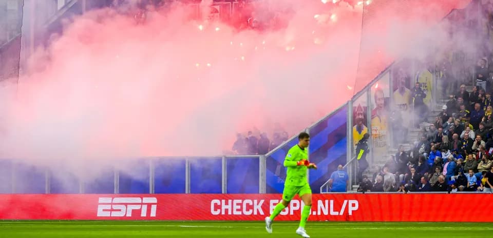 Portero caminando mientras el humo llena el estadio