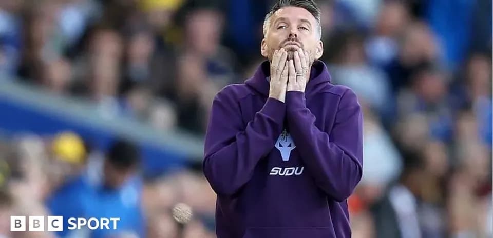 Entrenador preocupado en la línea de banda
