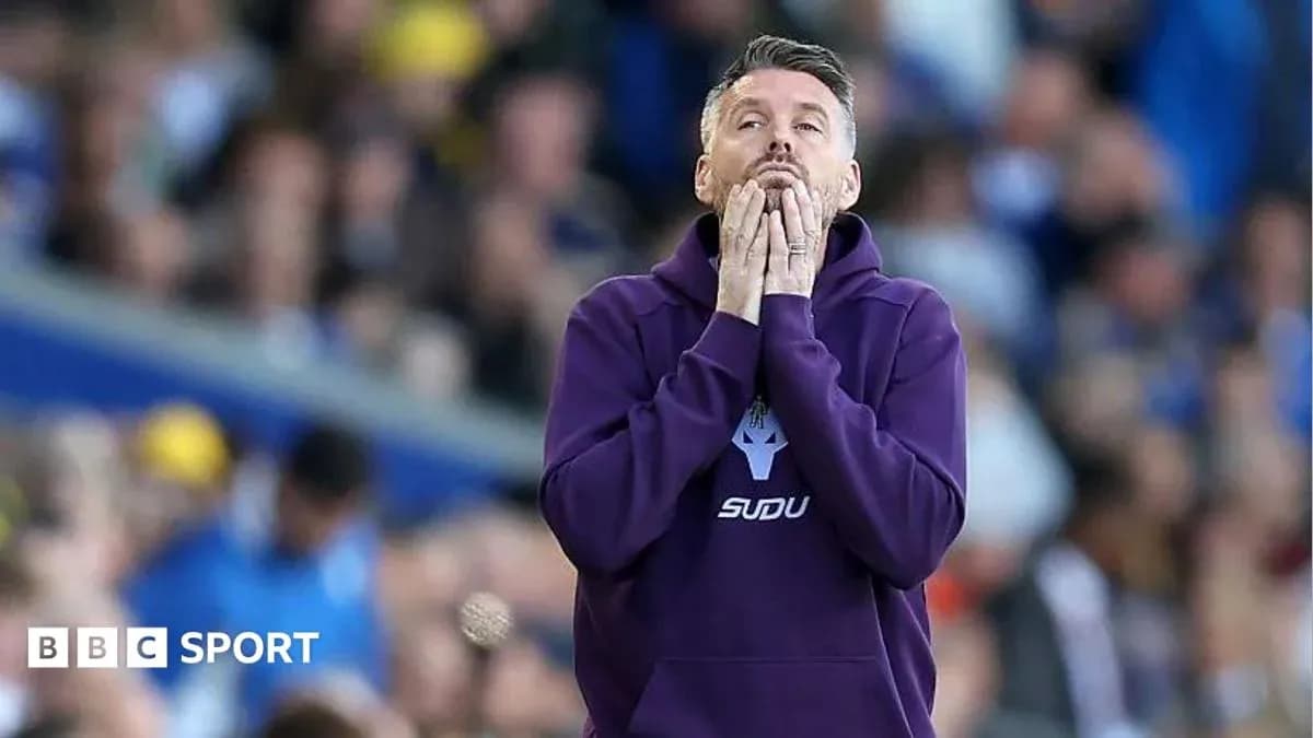 Entrenador preocupado en la línea de banda