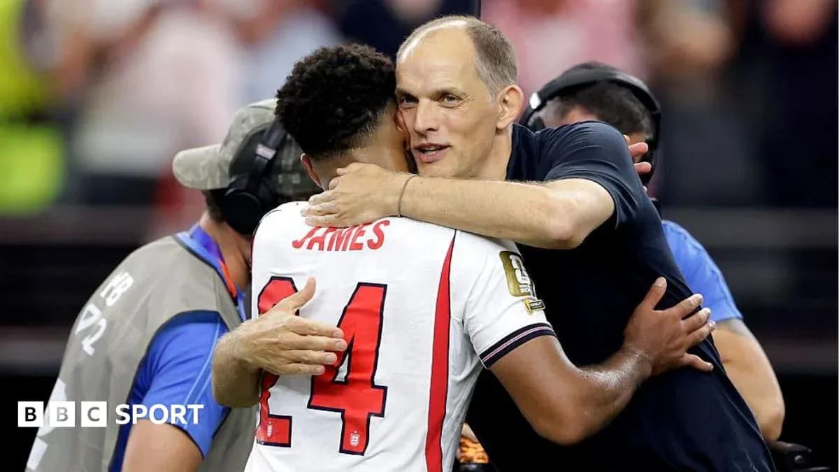 Jugador abrazando al entrenador tras el partido