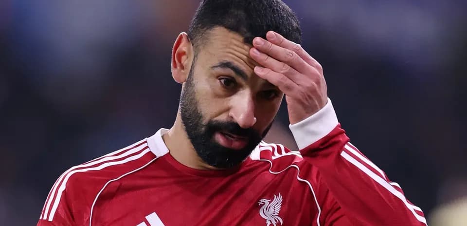 Jugador de Liverpool con camiseta roja, tocándose la frente