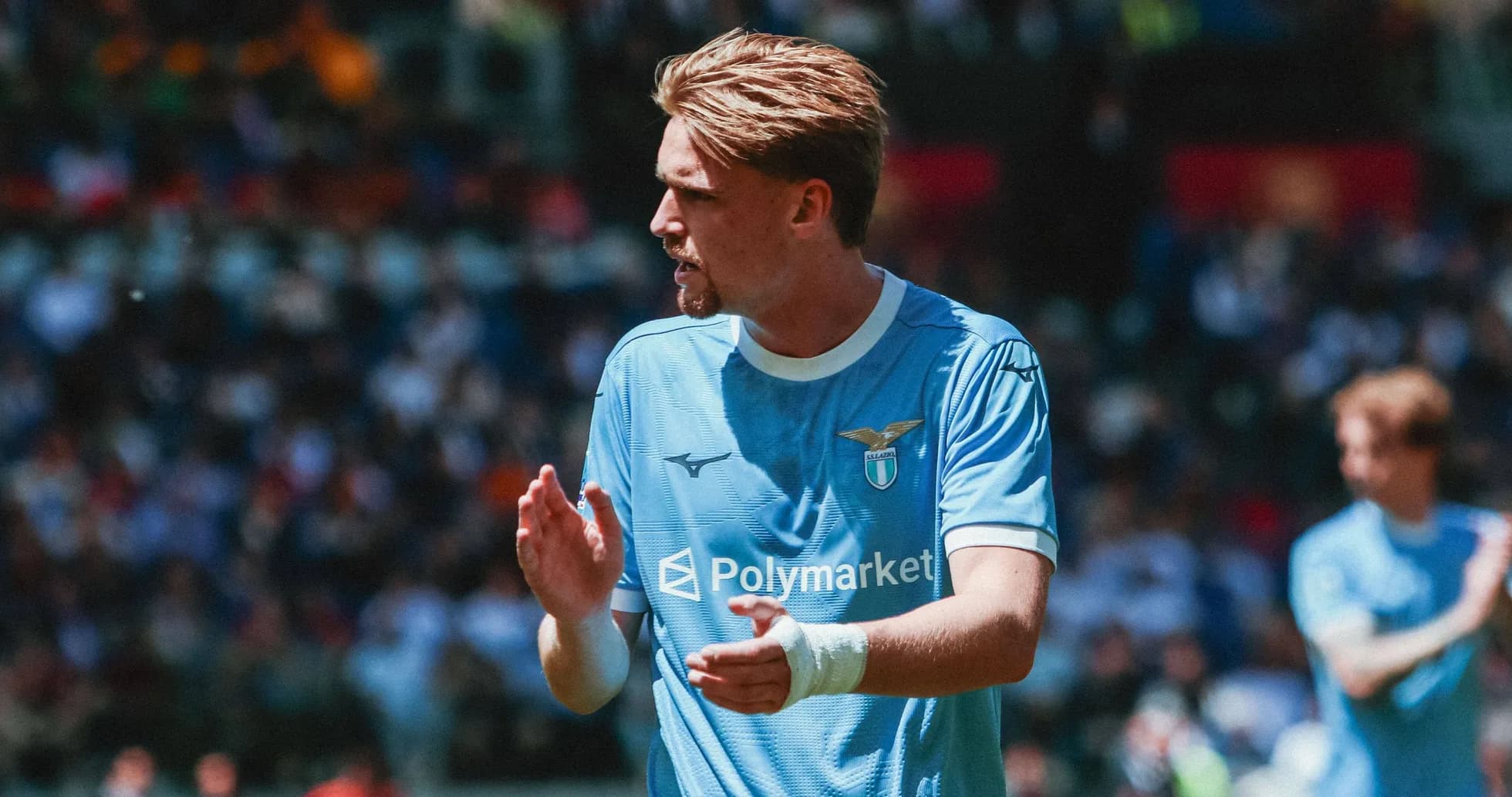 Jugador de Lazio aplaudiendo durante el partido