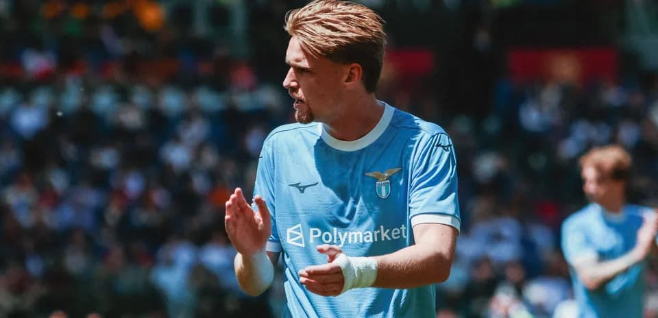 Jugador de Lazio aplaudiendo durante el partido