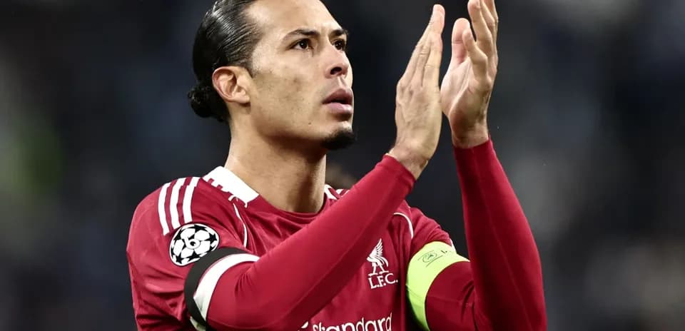 Jugador de Liverpool aplaudiendo durante el partido