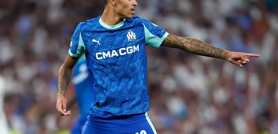 Jugador de Olympique de Marsella señalando durante partido
