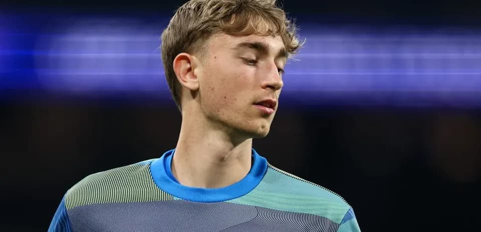 Jugador de Real Madrid en uniforme durante calentamiento