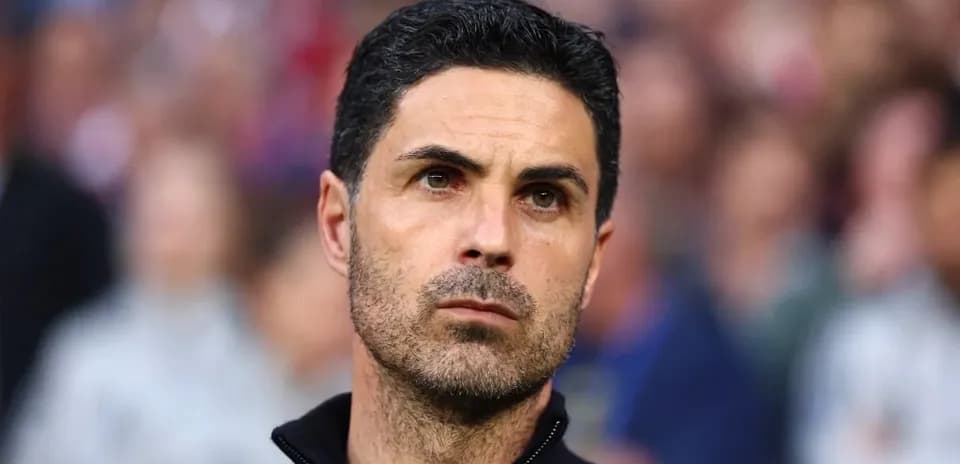 Entrenador observando durante un partido de fútbol